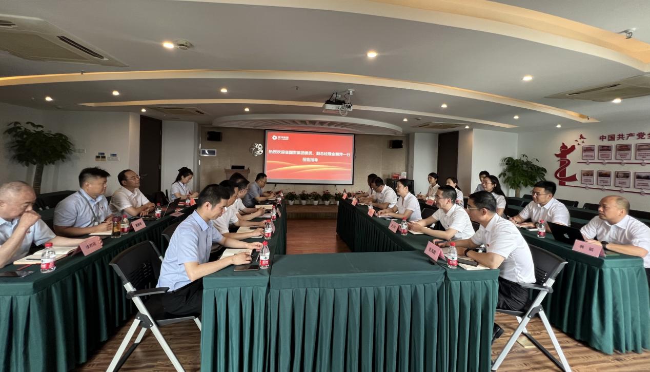 省國貿(mào)集團黨委委員、副總經(jīng)理金朝萍來英特生物宣講主題教育專題黨課